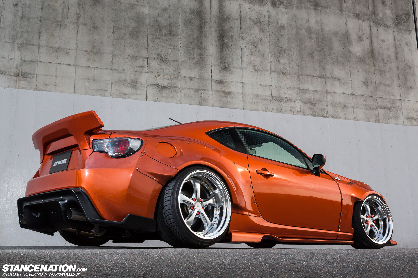 Toyota gt86 vs kf. Modified disk. Синие диски на черной машине. Bentley continental gt 2008. Honda civic modified.